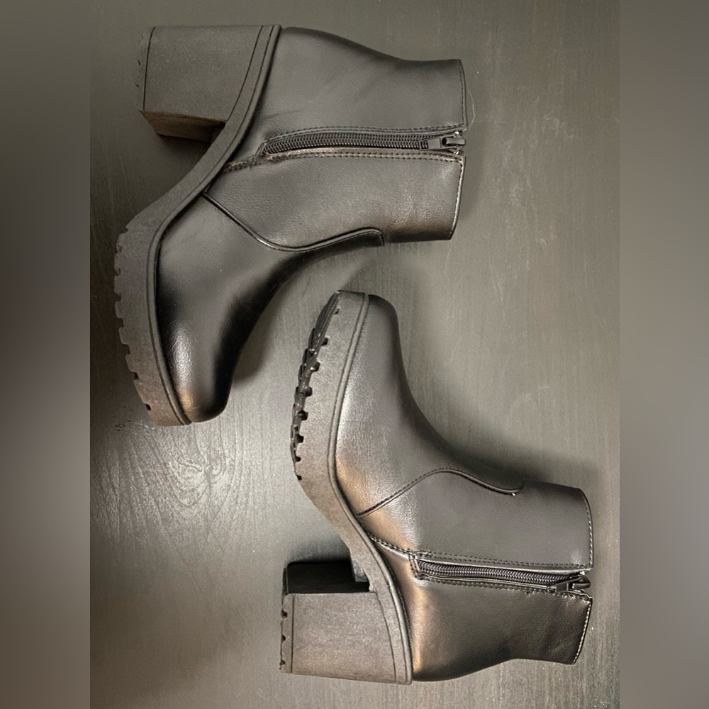 Ardene Black Chunky booties size 6